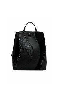 Czarny skórzany plecak z teksturowaną przednią częścią o falistym wzorze, ozdobiony ćwiekami, wyposażony w górny uchwyt dla wygody noszenia.