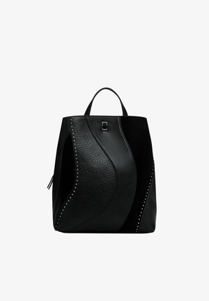 Zaino in pelle nera con fronte testurizzato dal design ondulato, dettagli con borchie e manico superiore per facilitare il trasporto.