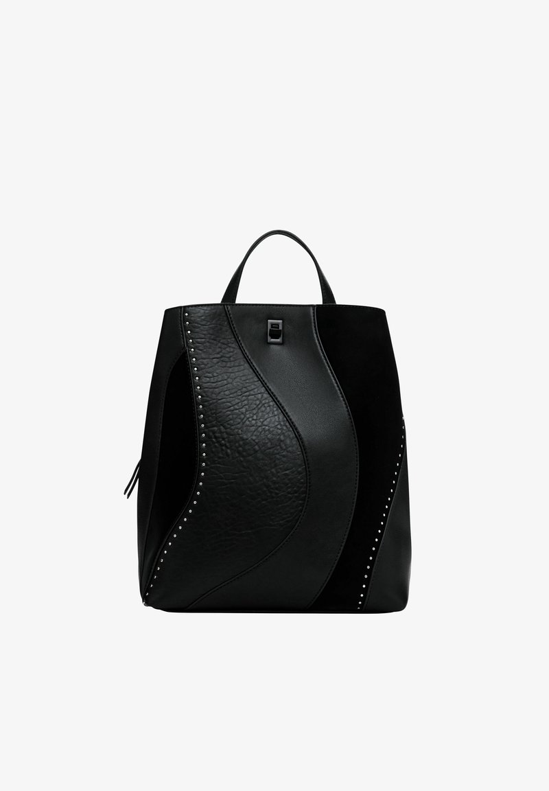 Černý kožený batoh s texturovaným předním dílem vlnitého designu, zdobený cvočky a s horním uchytem pro pohodlné nošení.