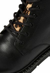 Marco Tozzi Bottines à plateau - black comb