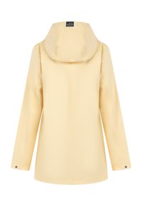 Sárga vízálló dzseki kapucnival, sima, könnyű anyagból, hosszú ujjal és pattintós gombos díszítéssel a mandzsettán.