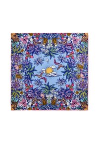 Foulard en soie multicolore avec un fond bleu. Présente des motifs tropicaux, y compris des fleurs, des feuilles, des animaux et un motif de soleil. Bordé de rouge.