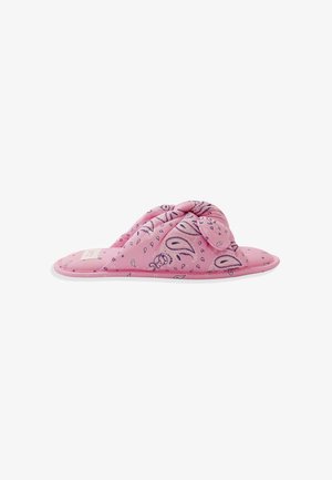 Chausson matelassé rose avec motif cachemire et détail de nœud sur le dessus, montré de côté sur fond blanc.