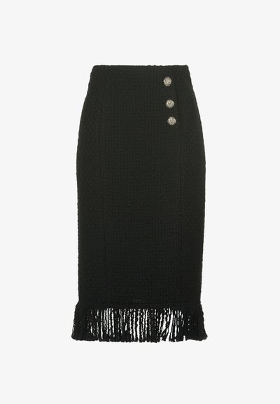 Melna zīda svārku ar rakstainu audumu, kuram ir trīs izšuvumi sānos un frizēts apakšmalas mala.