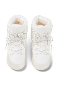 Białe buty za kostkę z miękkim, futrzanym kołnierzem. Zewnętrzna część z tkaniny, teksturowane sznurowadła w czarno-biały wzór oraz wyściełane wnętrze.