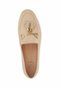 Beige leren instapper met dubbele kwastjes en accenten in goudkleurig metaal. Glad textuur met stikseldetails langs de randen.