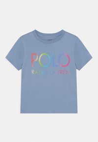 Blå bomullstshirt med en gradient regnbågslogo "POLO RALPH LAUREN" över framsidan. Kort ärm och en klassisk rund halsdesign.