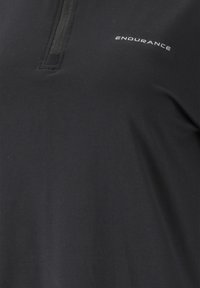Schwarzes Sport-Polohemd aus leichtem Stoff mit einem kurzen Reißverschlusskragen und einem dezenten "ENDURANCE"-Logo in der Nähe des Kragens.
