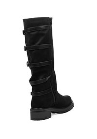 Bota negra de ante hasta la rodilla con una textura suave, que presenta tres bandas horizontales, una cremallera de metal y una suela gruesa y robusta.