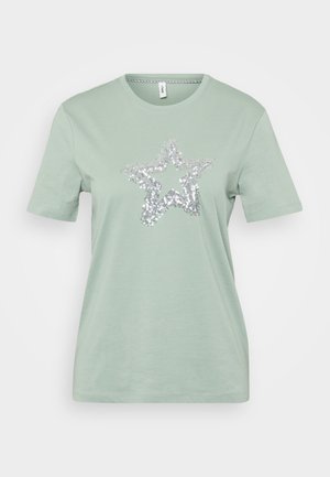 Lichtgroene katoenen T-shirt met korte mouwen, met een zilveren paillettenster ontwerp in het midden. Grote gladde textuur, standaard crew neck.