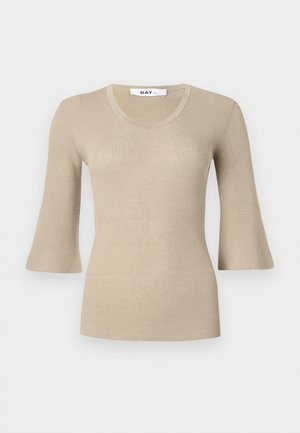 Bēšas ribota krēklveida blūze ar apaļu kakla izgriezumu un izplestām trīs ceturtdaļu piedurknēm, izgatavota no mīkstas, fakturētas auduma.