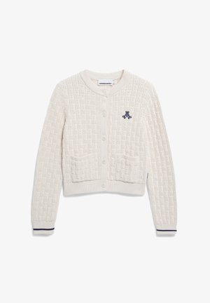 Cardigan crema con un motivo in maglia testurizzata, caratterizzato da un colletto rotondo, chiusura con bottoni, due tasche frontali e un dettaglio del logo blu navy.