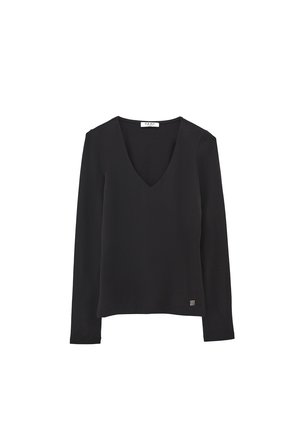 T-shirt noir à manches longues en V avec une petite étiquette logo près de l'ourlet inférieur, présenté sur un fond blanc.