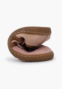 Scarpa in pelle rosa con texture di morbido camoscio, forma arricciata e suola in gomma marrone. Presenta una leggera impuntura e dettagli di cucitura a contrasto.