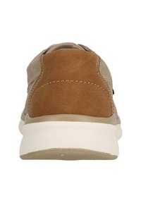 Ruskeat ja beige tennarit, joissa on sileä nahkapinta, pehmustettu nilkkaosa ja teksturoitu kantaosa, sekä valkoinen kumipohja.