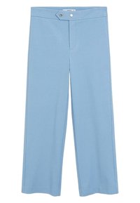 Pantalons large bleu clair en tissu lisse, avec fermeture à bouton sur le devant, taille plate et poches sur les coutures latérales.