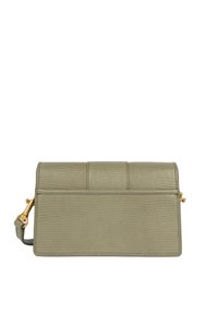 Borsa in pelle verde oliva con superficie testurizzata, dotata di una chiusura in metallo dorato e di una tracolla removibile. Forma rettangolare.
