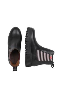 Czarne skórzane botki za kostkę z teksturowaną podeszwą. Posiadają paski elastycznego materiału w kolorze różowym i czarnym po bokach oraz czerwone serce jako akcent na boku.