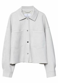 Veste courte gris clair en matériau doux ressemblant à du daim, avec un col, une fermeture par boutons et deux poches plaquées à l'avant.