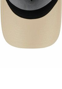 Beige Kappe mit schwarzem Schirm, featuring eine strukturierte Oberfläche und gestickte Details. Innen mit grauem Mesh gefüttert. Klassisches Design.