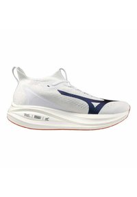 Scarpa da corsa bianca con tomaia in maglia, dettagli blu navy e suola testurizzata. Caratterizzata da un design leggero e da un pratico linguetta sul tallone.