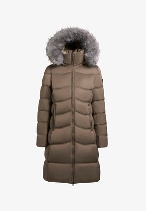 Langer brauner Daunenmantel mit einer Kapuze aus Kunstfell, gestepptem Design, zwei seitlichen Taschen und einem Reißverschluss vorne. Glatte, wasserabweisende Textur.