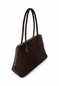 Brązowa zamszowa torba typu tote z dwoma długimi uchwytami, zamknięciem na zamek błyskawiczny i usztywnionym kształtem, charakteryzująca się gładką fakturą i minimalistycznym designem.