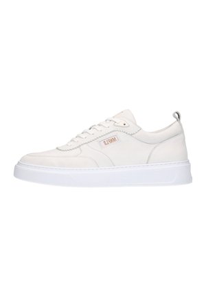 Weißer Sneaker mit oberer Partie aus glattem Leder, gepolstertem Kragen und strukturierten Überzügen. Verfügt über eine flache, weiße Gummisohle und ein seitliches Branding-Detail.