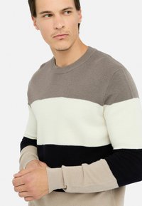 Maglione da uomo a strisce color sabbia, crema e navy. Texture a maglia con scollatura rotonda e polsini a costine. Presenta un design a blocchi di colore.