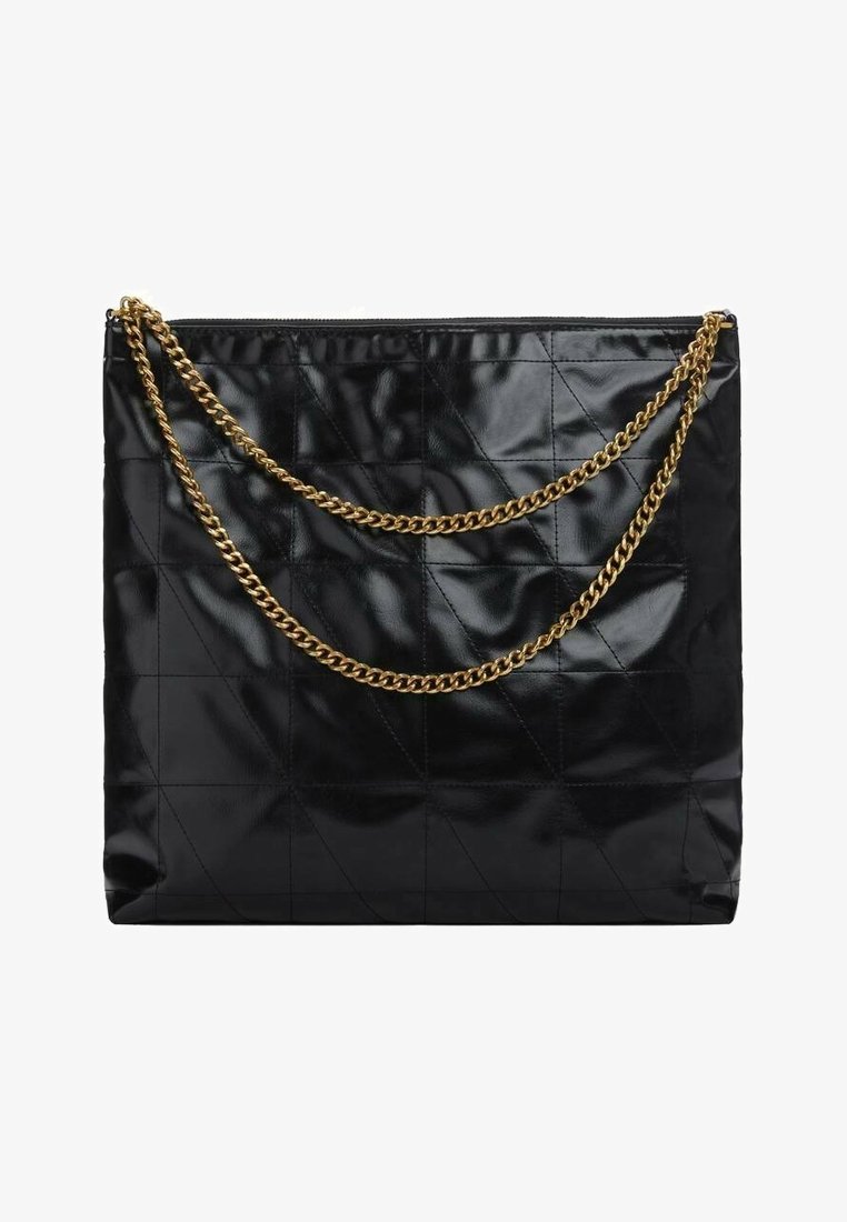 Sac à main en cuir noir brillant avec des motifs géométriques cousus subtils et deux bretelles chaîne dorées.
