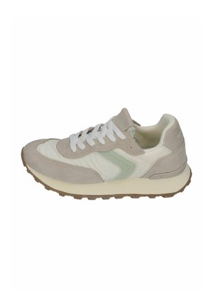 Zapatilla deportiva beige claro y blanca con cordones blancos, detalle lateral verde claro y suela marrón texturizada, inclinada hacia la izquierda sobre fondo blanco.