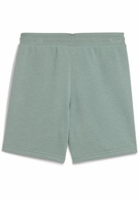 Pantalones cortos de mezcla de algodón verde claro con una cinturilla elástica, corte recto y dobladillo sin costuras. Textura suave, sin patrones o acentos visibles.
