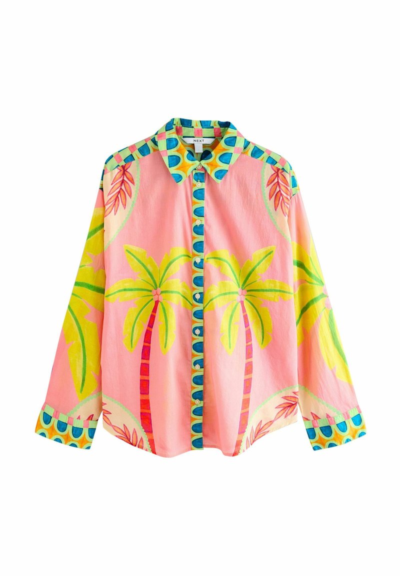 Chemise à manches longues boutonnée, base rose, imprimés de palmiers jaunes et verts, et bordure bleue à motifs sur le col, les poignets et la patte de boutonnage.
