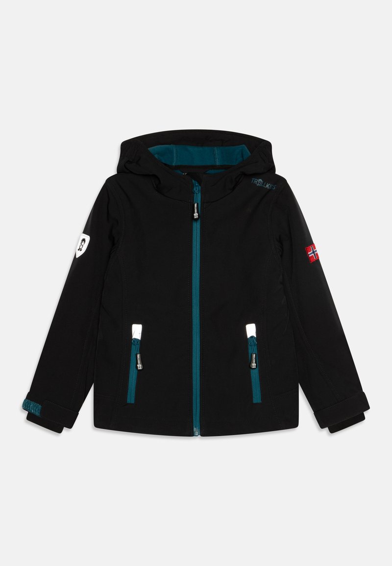 Zwarte jas met teal accenten, een capuchon en een voorrits. Bevat reflecterende hardware, twee ritszakken en een patch op de mouw.