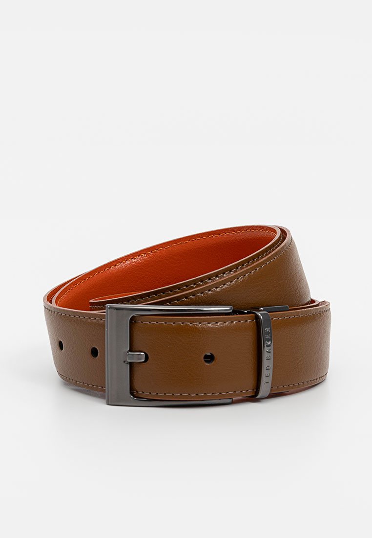 Bruine leren riem met zwarte metalen rechthoekige gesp, oranje binnenvoering en meerdere verstellingsgaten, gewikkeld op een witte achtergrond.