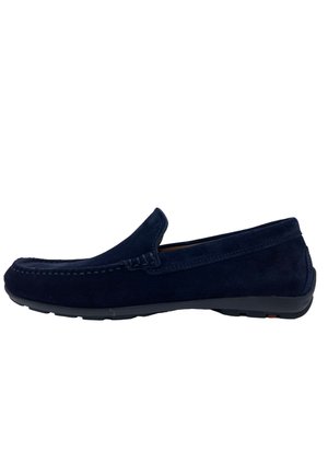 Marineblaue Wildleder Slipper mit Nahtdetails, runder Zehenpartie und flacher Gummisohle, die eine glatte Textur und ein minimalistisches Design bieten.