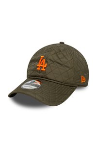 Cappellino da baseball imbottito verde oliva con logo arancione LA, cinturino regolabile e visiera curva con dettagli di cucitura testurizzata.