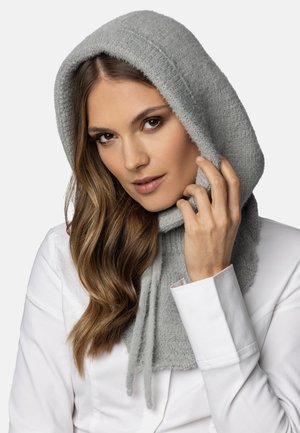 Grauer gestrickter Hals-Schal mit strukturiertem Finish, ausgestattet mit Bindebändern. Über einem weißen Hemd getragen, das weiches Material und funktionales Design zur Schau stellt.