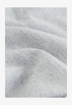 Lichtgrijze stof met een zachte, gestructureerde oppervlakte, met subtiele variaties in de tint en een glad, gedrapeerd uiterlijk.