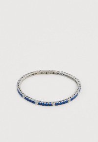 Ezüst karkötő kék és tiszta krist�ályokkal, rugalmas kialakítással és kapoccsal záródik. Sima fémes felület téglalap mintával.