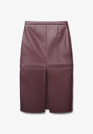 Bordeauxfarbene Leder-Bleistiftrock mit einem Schlitz vorne, plissierten Details am Bund und einer glatten Textur mit silberner Silhouette.