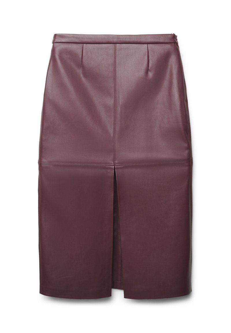 Gonna a matita in pelle borgogna con spacco frontale, dettagli plissettati in vita e texture liscia con una silhouette elegante.