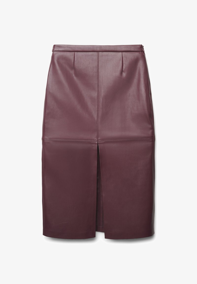 Bordeauxfarbene Leder-Bleistiftrock mit einem Schlitz vorne, plissierten Details am Bund und einer glatten Textur mit silberner Silhouette.