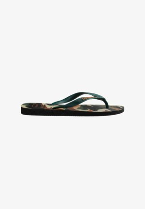 Flip-flop con cinghie verde scuro e una soletta a motivo camouflage multicolore, suola nera texturizzata per una buona aderenza.