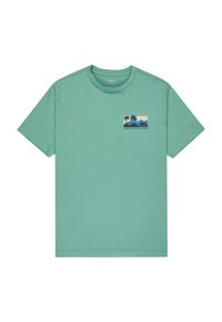 Mintgroene katoenen t-shirt met korte mouwen. Bevat een kleine graphic van bergen en palmbomen op de linkerborst. Standaard ronde hals.