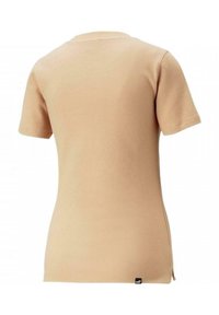 Camiseta de manga corta de color beige hecha de una tela texturizada con un patrón de malla. Presenta una pequeña etiqueta con el logo en la cintura y un escote redondeado.