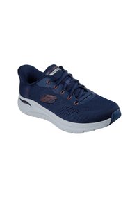 Zapatilla deportiva Skechers Arch Fit en azul marino con parte superior de malla, suela blanca con acolchado y cordones en azul marino, mostrada en un ángulo para resaltar los detalles laterales y superiores.
