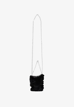 Sac à main noir en sequins de forme rectangulaire, avec une bandoulière en chaîne argentée et des détails texturés ondulés. Présente un design minimaliste.