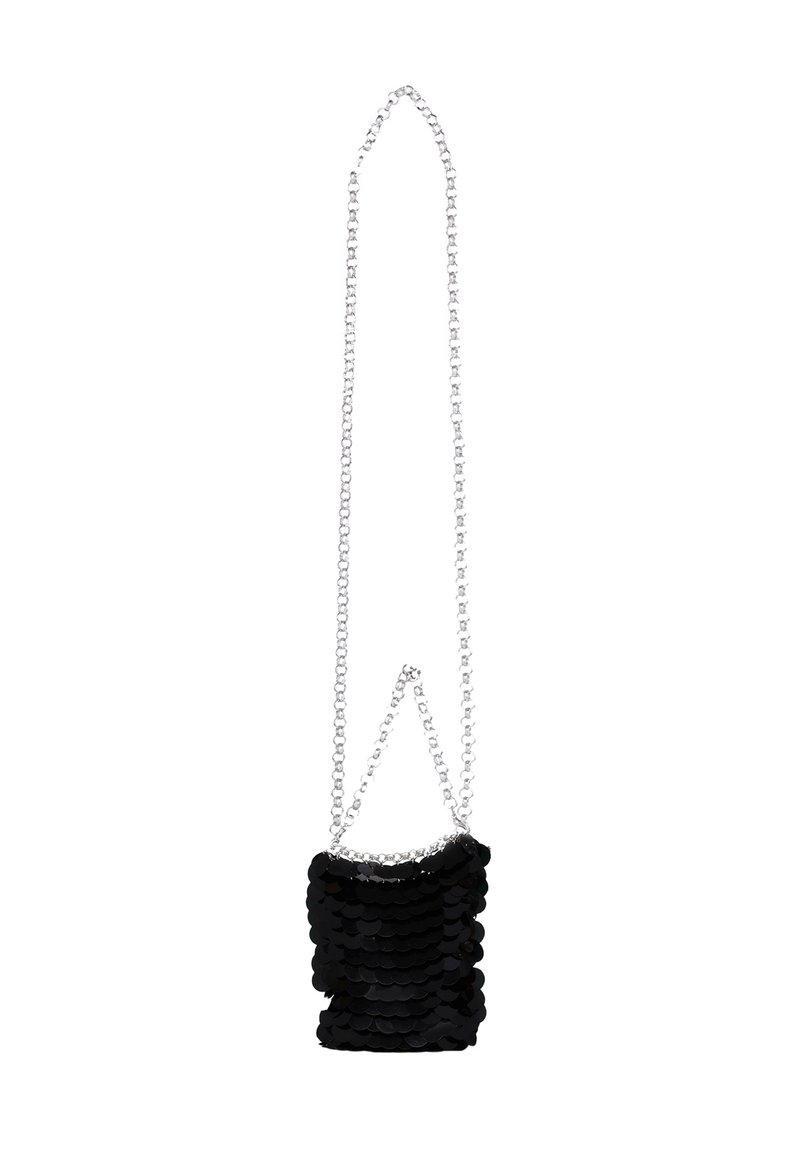 Borsa a mano nera con paillettes, di forma rettangolare, con tracolla in catena argentata e dettagli a texture ondulata. Presenta un design minimalista.