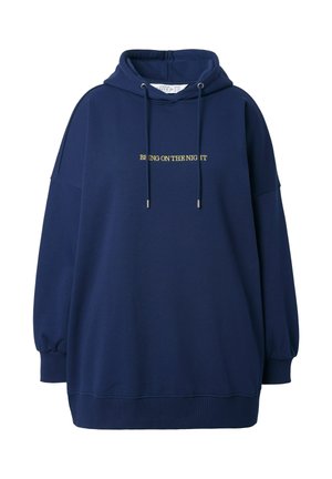 Marineblauwe oversized hoodie van zachte stof, met een voorzijde kangaroo zak, ribgebreide manchetten en een gouden geborduurde tekstdetail.